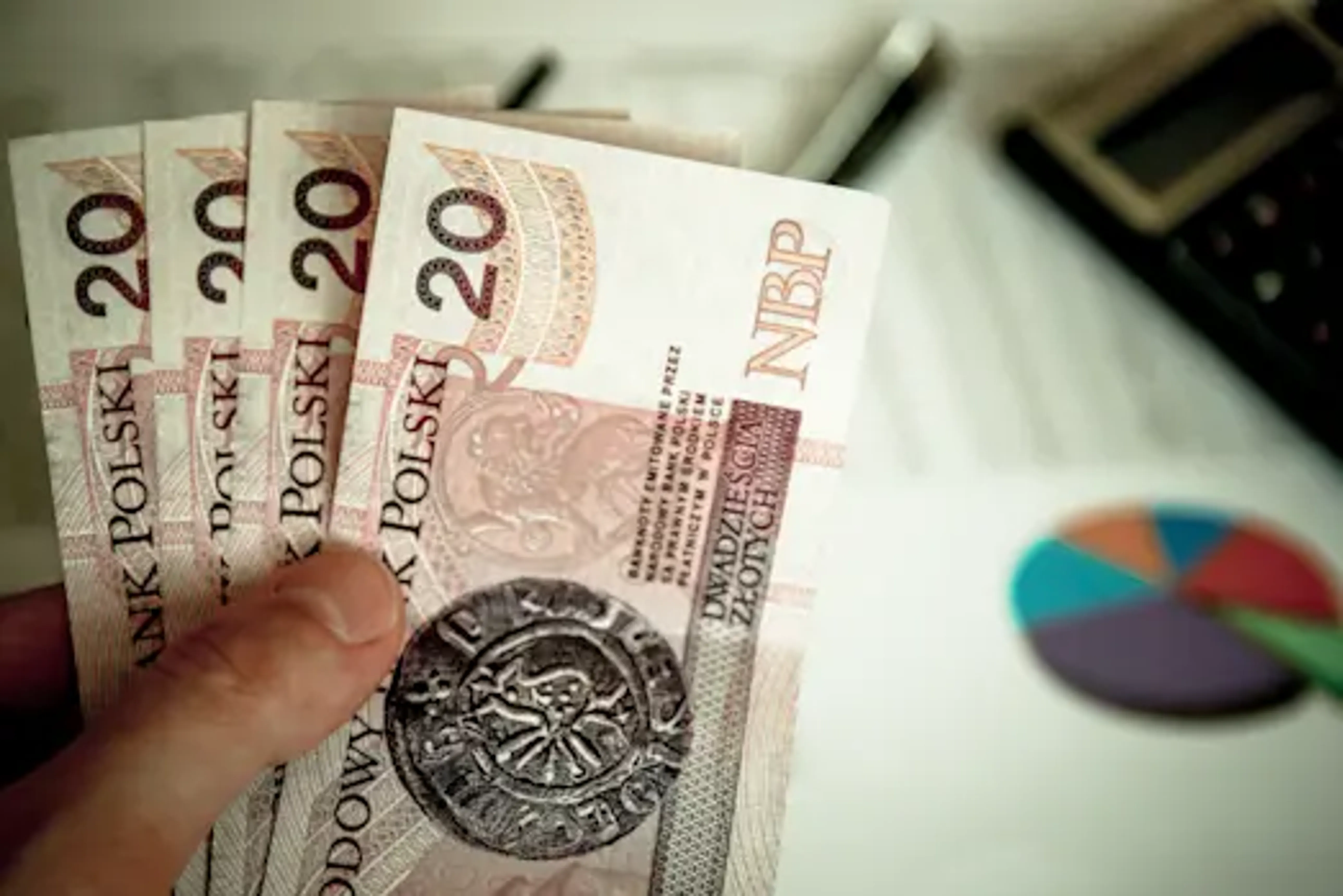 Four 20-zloty bills corresponding to five US dollars each 