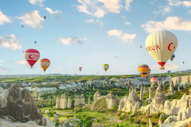 Hot air balloon and fairy chimneys in Cappadocia, Türkiye