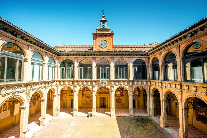 Archiginnasio, Courtyard